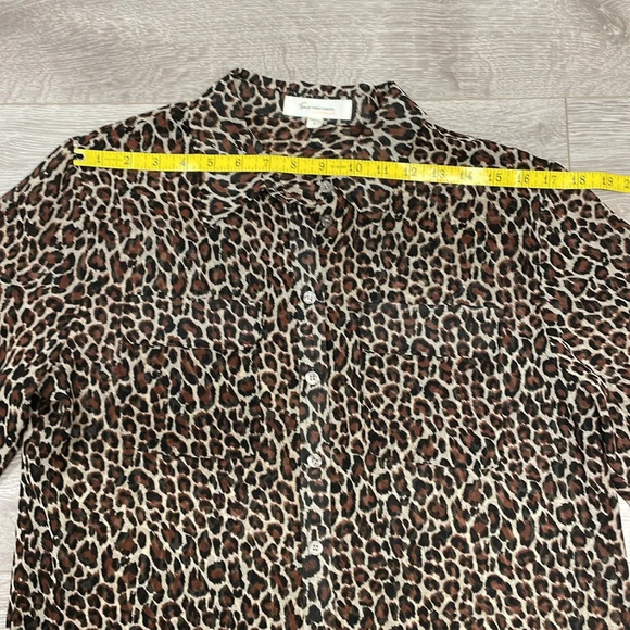 Two by Vince Camuto Long Sleeve Sheer Leopard Print Button Down High Low Top S - Picture 8 of 16